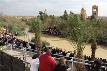 Pilgrims crowd to the baptismal site