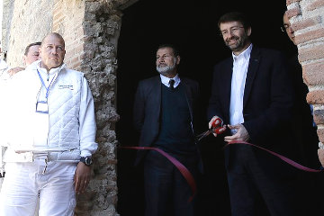 Dario Franceschini cuts the ribbon