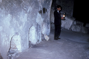 Kokhim in the tomb of Haggai and Zechariah