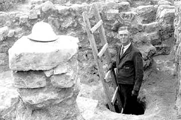 Professor William F. Badé excavating at Tel en-Nasbeh. His dignified suit would hardly be thought suitable garb for archaeology these days!